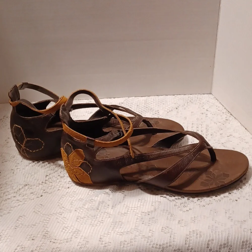 Merrell Sandles - Picture 3 of 5